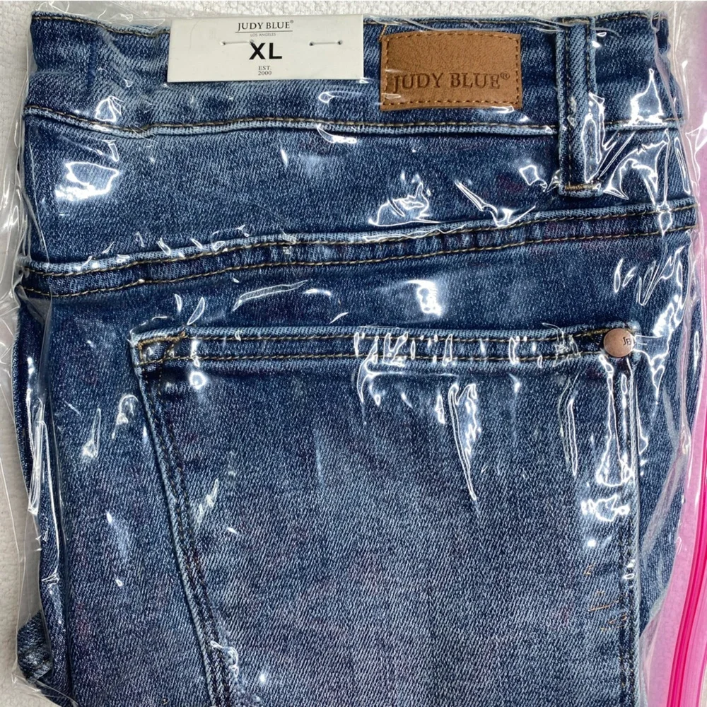 Judy Blue Los Angeles Mid-Rise Semi-Cuffed Raw Hem Denim Shorts Size (XL) - Picture 12 of 14